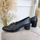 Жіночі шкіряні туфлі на невисоких підборах, декоровані шнурівкою