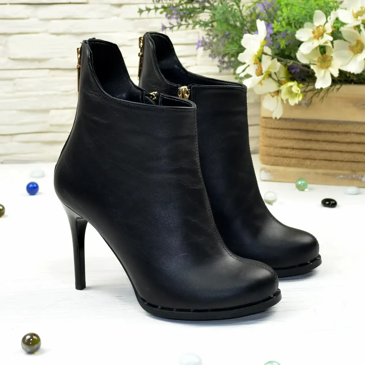 Черевики жіночі шкіряні на шпильках, декоровані блискавкою. Колір чорний