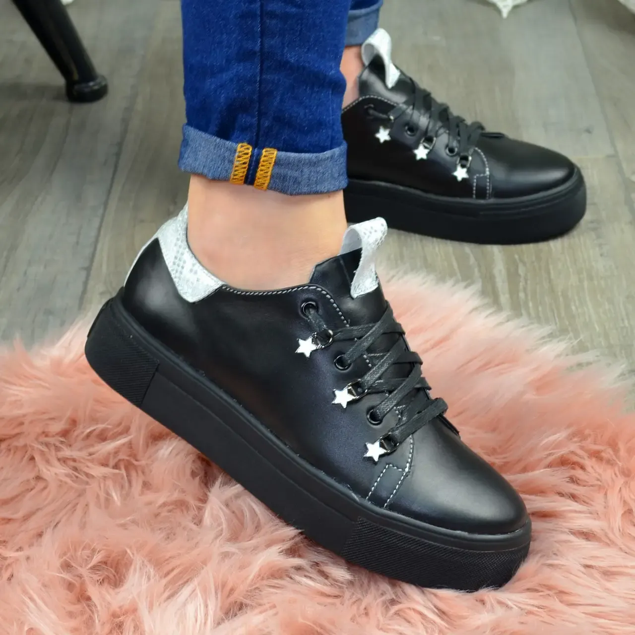 Кеди жіночі шкіряні на потовщеній чорній підошві