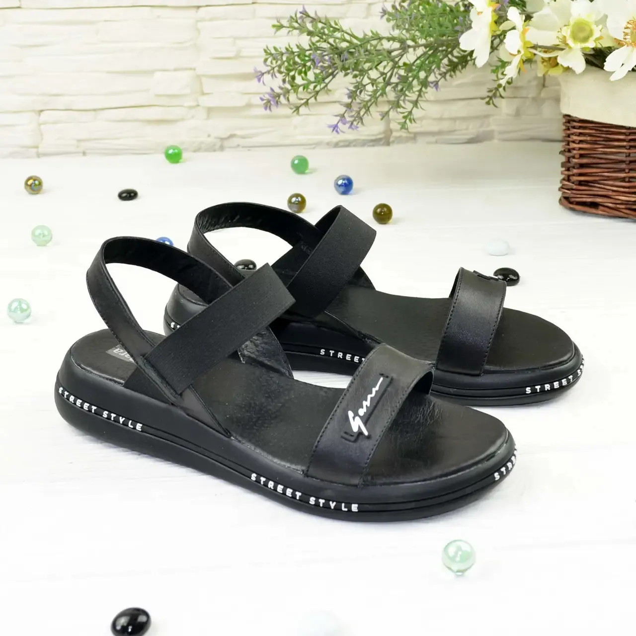 Босоніжки чорні шкіряні жіночі на низькому ходу 